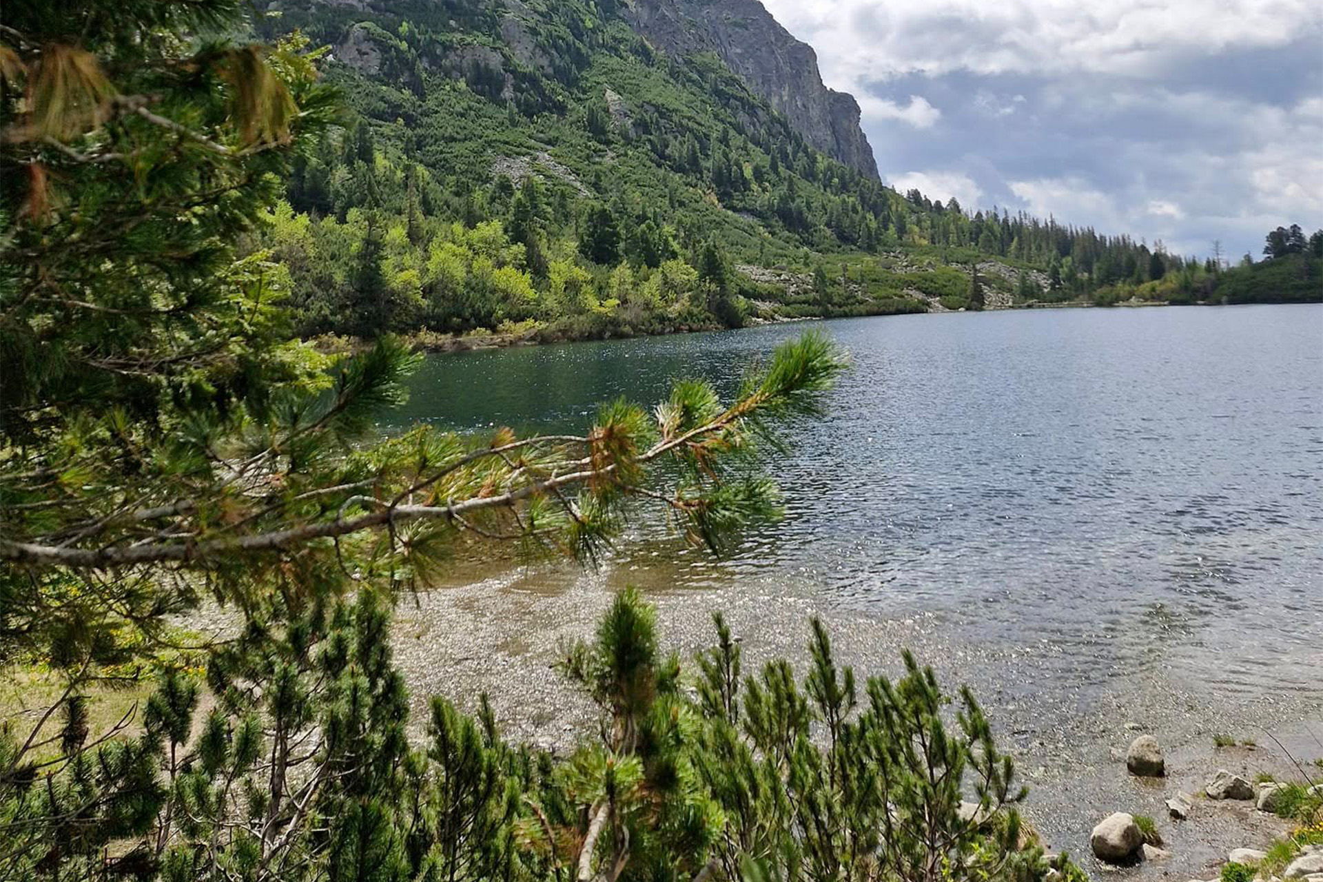 Hladina Popradského plesa. Foto: Katarína Ryboš Kašinská.