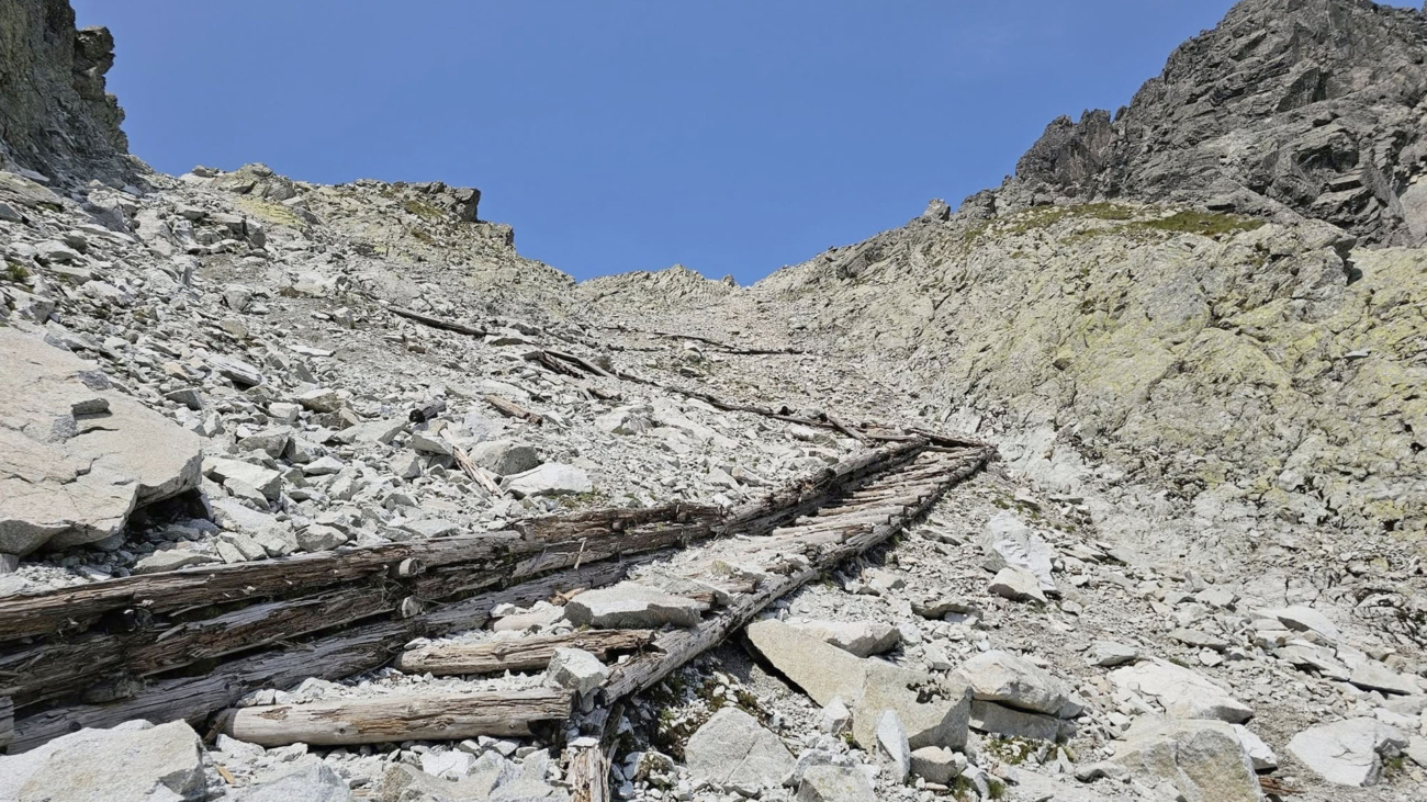 Riziko pri ceste na Sedielko predstavujú hlavne uvoľnené skaly. Foto: Peter Tobis.