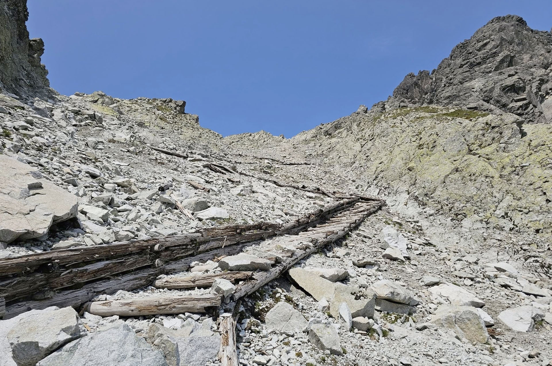 Riziko pri ceste na Sedielko predstavujú hlavne uvoľnené skaly. Foto: Peter Tobis.