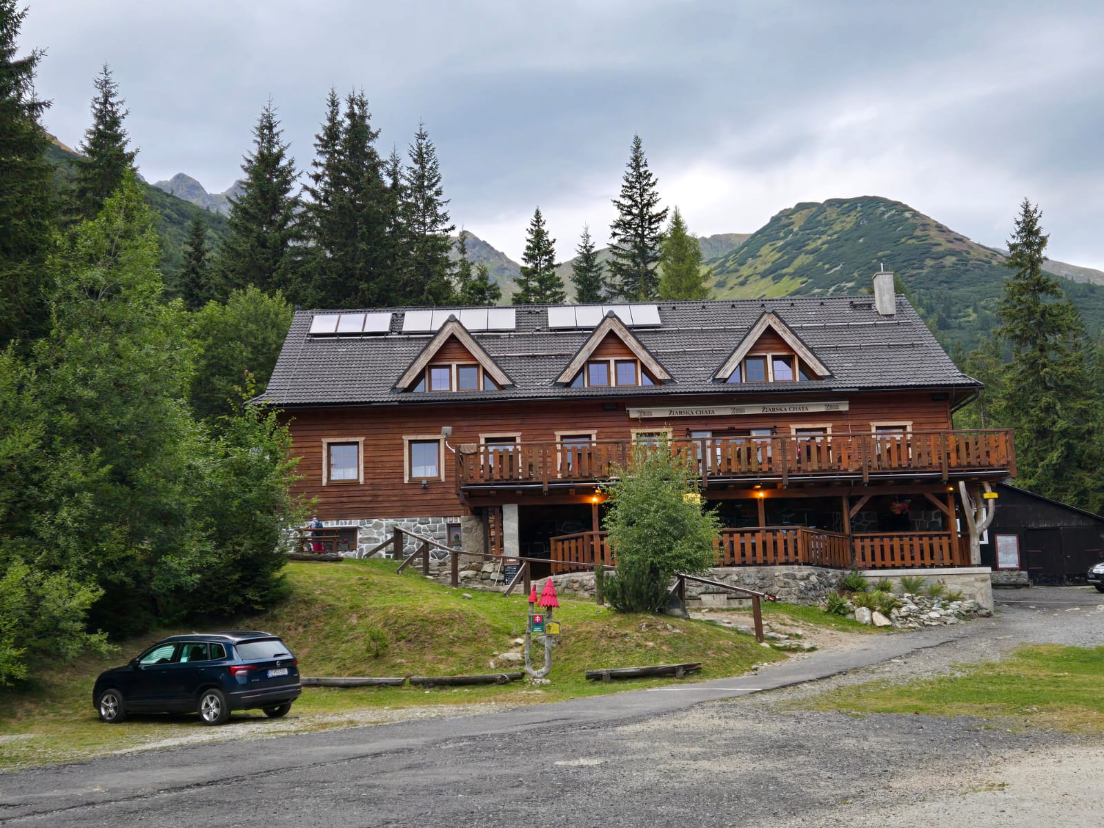 Východiskovým bodom našej túry Západnými Tatrami bola Žiarska chata. Foto: Fibo.
