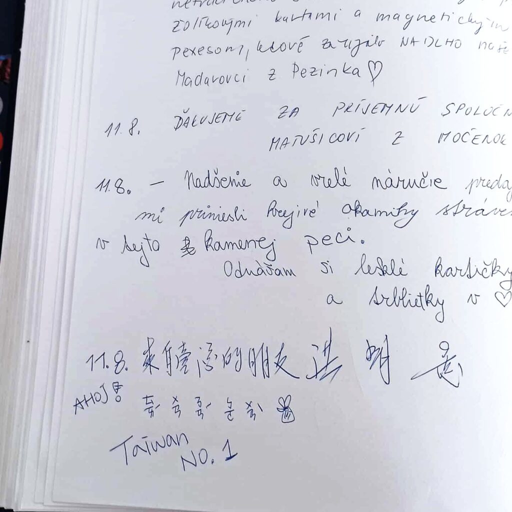 Z knihy návštev v galérii na Skalnatom plese