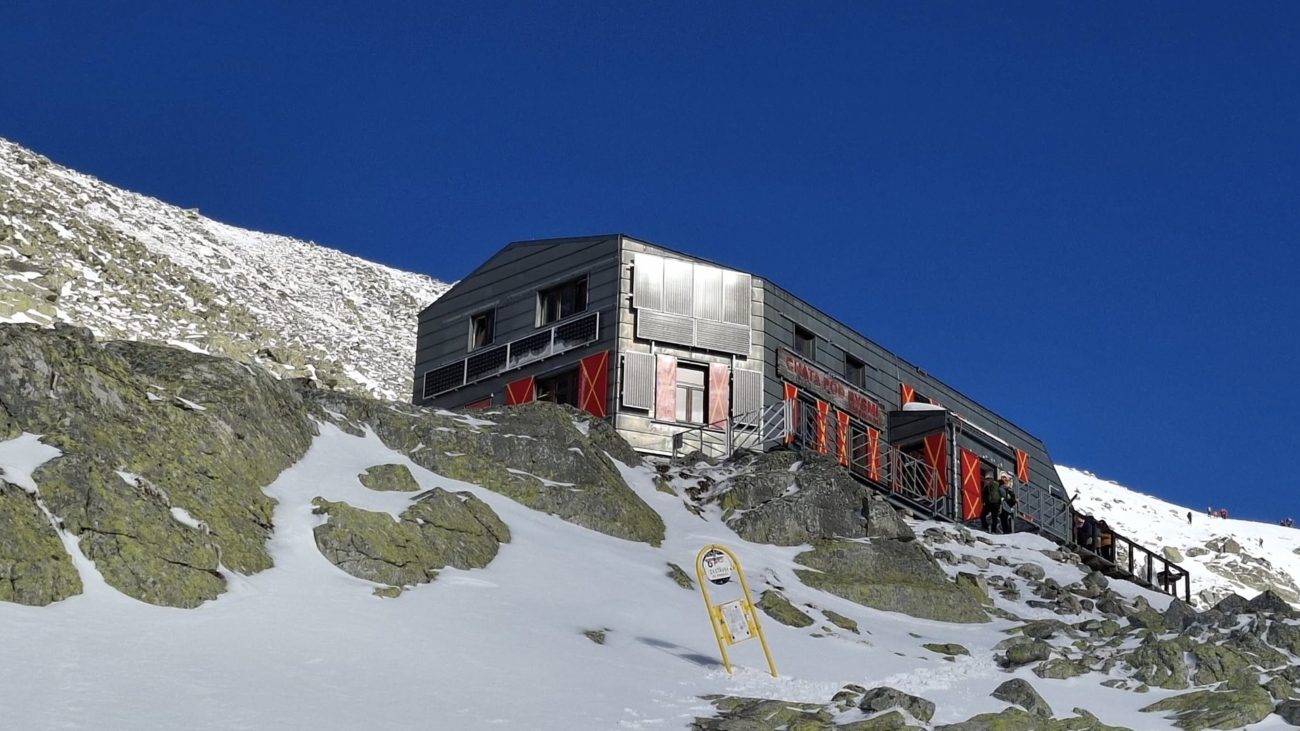 Chata pod Rysmi je počas zimnej sezóny zatvorená. Foto: Peter Cienik.