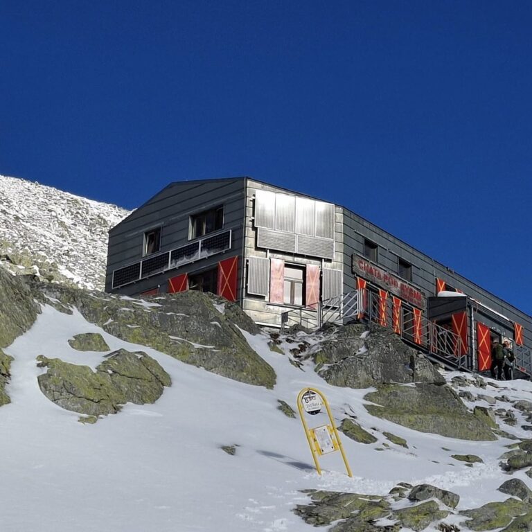 Chata pod Rysmi je počas zimnej sezóny zatvorená. Foto: Peter Cienik.