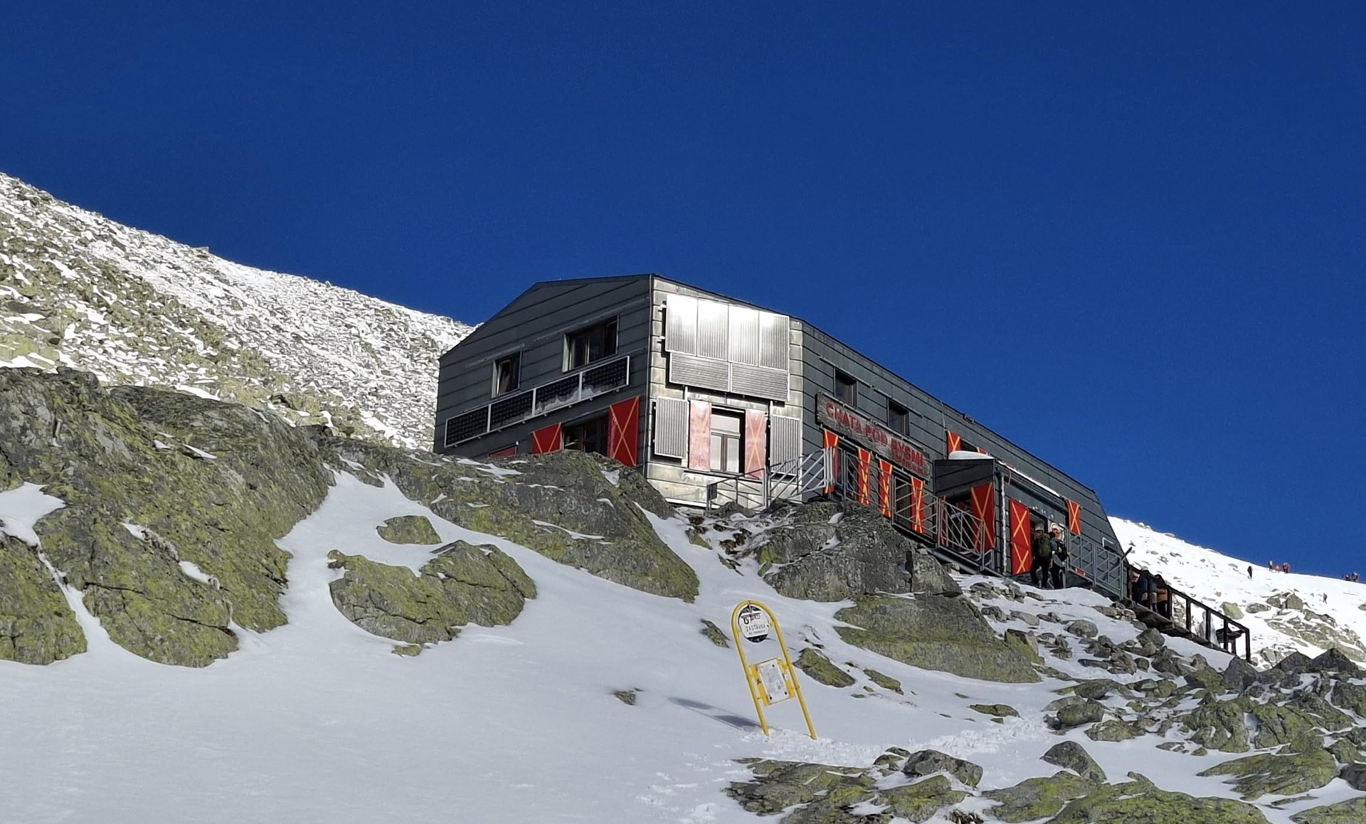 Chata pod Rysmi je počas zimnej sezóny zatvorená. Foto: Peter Cienik.