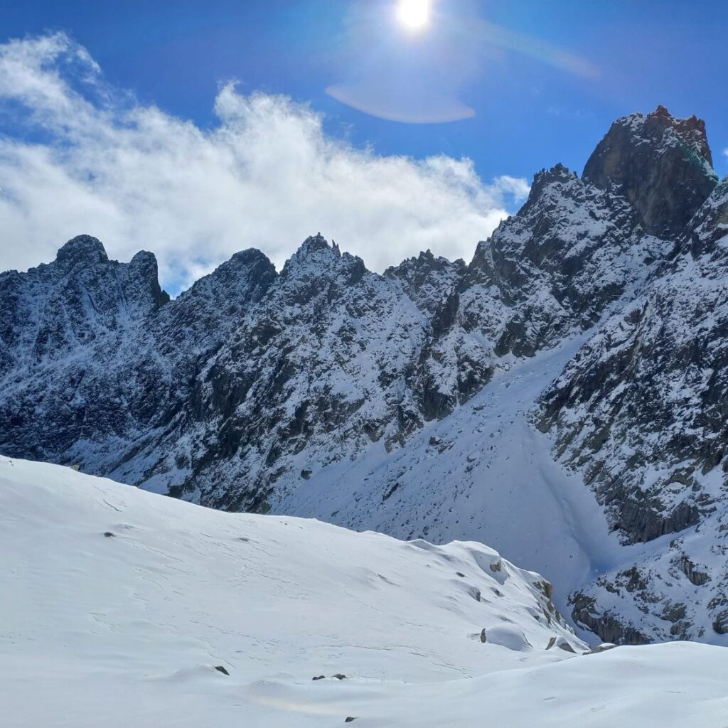 Chodníky vo vyšších polohách sú pokryté snehom a ľadom