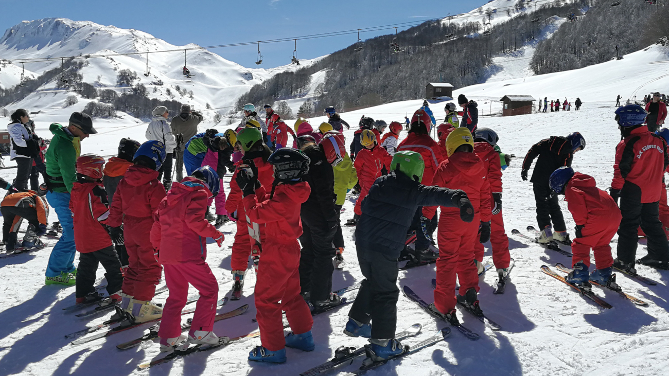 Od Nového roka budú musieť mladí lyžiari do 18 rokov nosiť na slovenských svahoch prilbu. Foto: Depositphotos.