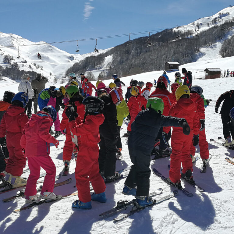 Od Nového roka budú musieť mladí lyžiari do 18 rokov nosiť na slovenských svahoch prilbu. Foto: Depositphotos.