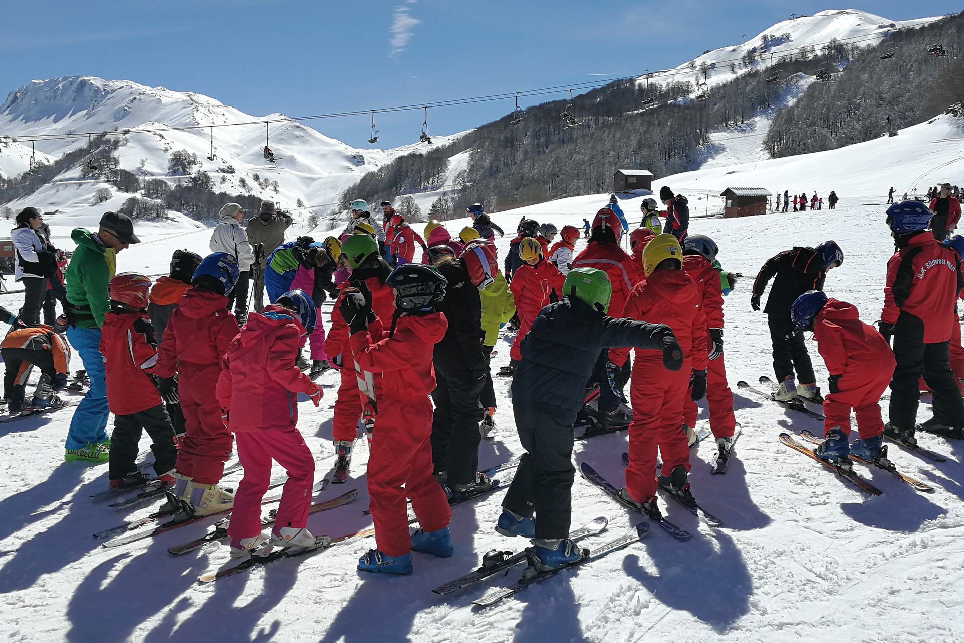 Od Nového roka budú musieť mladí lyžiari do 18 rokov nosiť na slovenských svahoch prilbu. Foto: Depositphotos.