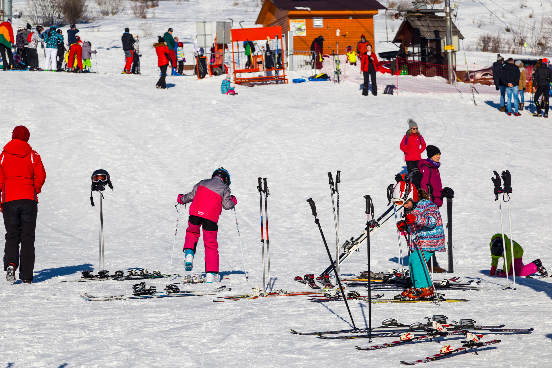 Od Nového roka budú musieť mladí lyžiari do 18 rokov nosiť na slovenských svahoch prilbu. Foto: Depositphotos.