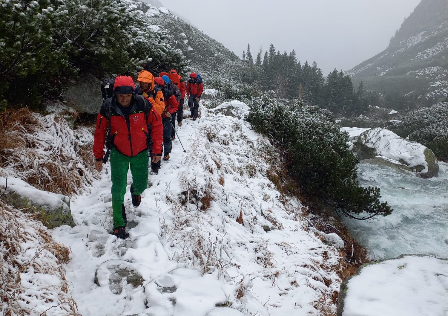 K miestu tragédie sa záchranári vybrali pozemne