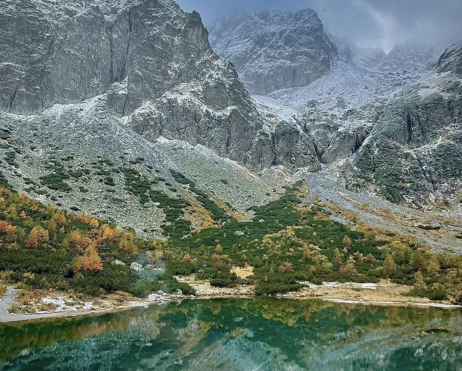 Zelené pleso so snehovou nádielkou