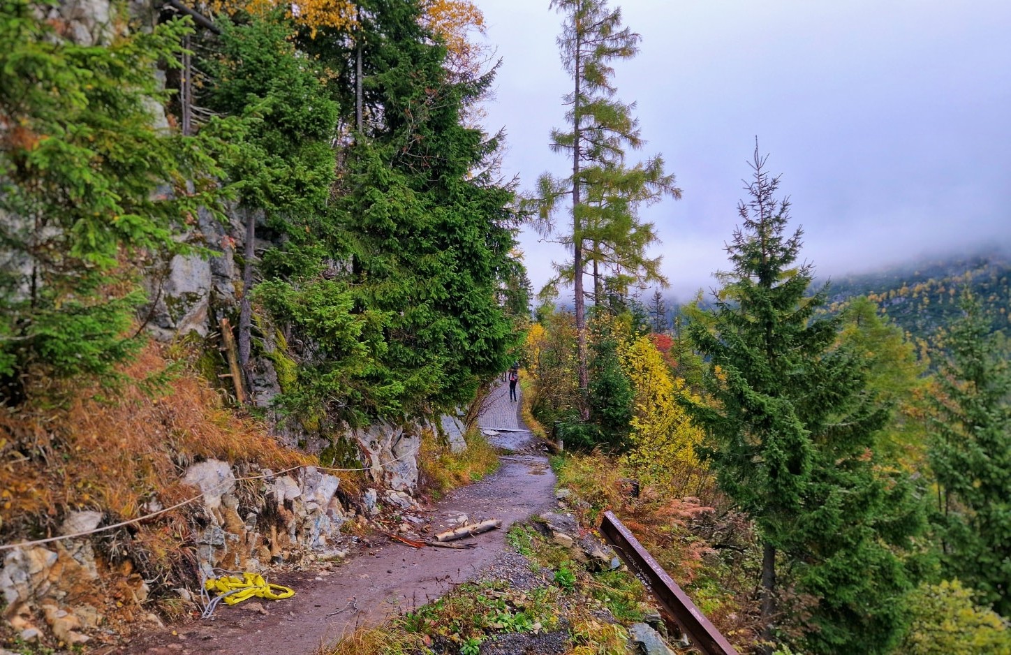 Poškodená časť chodníka z Hrebienka k Rainerovej chate