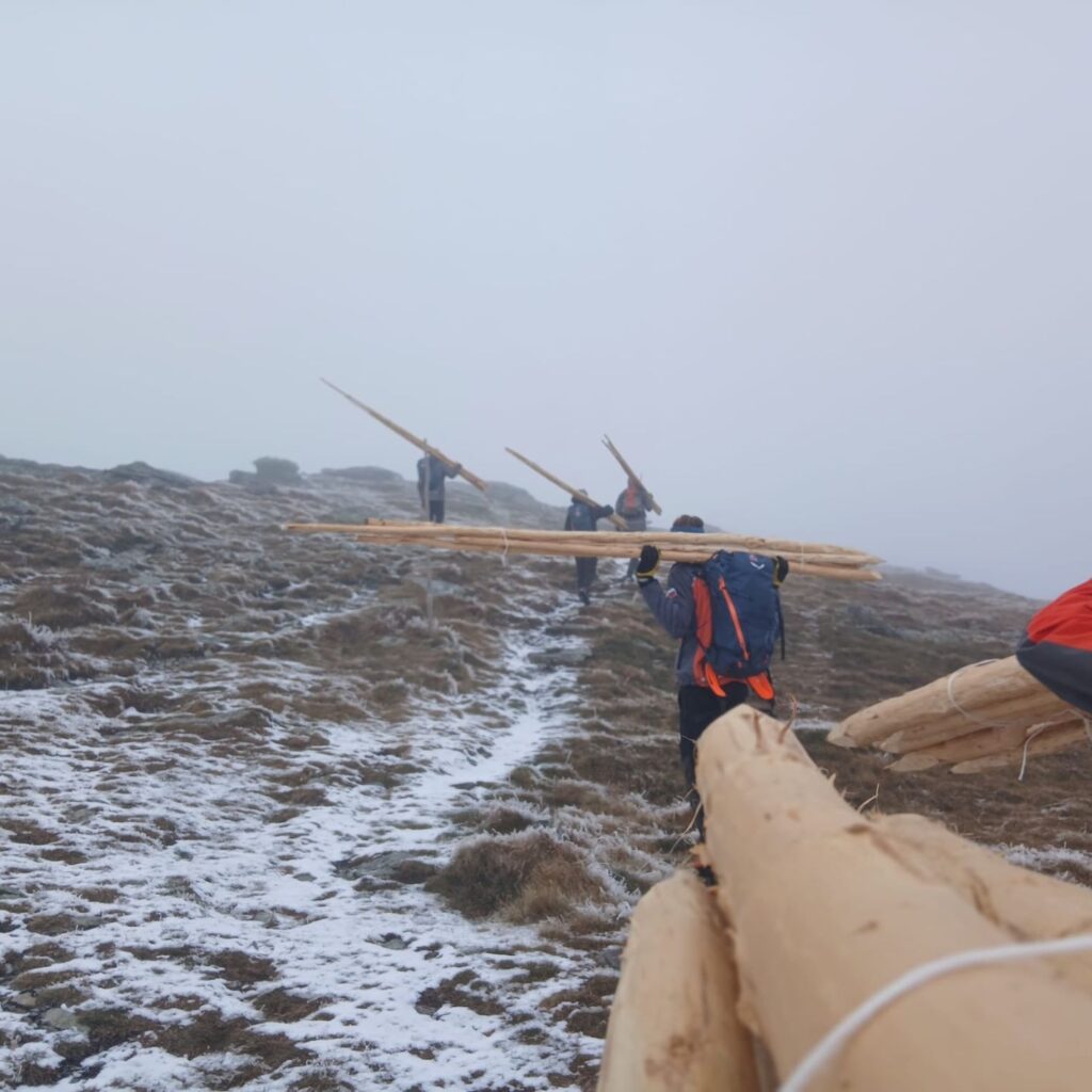 Tyče musia byť asi štyri metre dlhé. Polovica dĺžky bude pod snehom