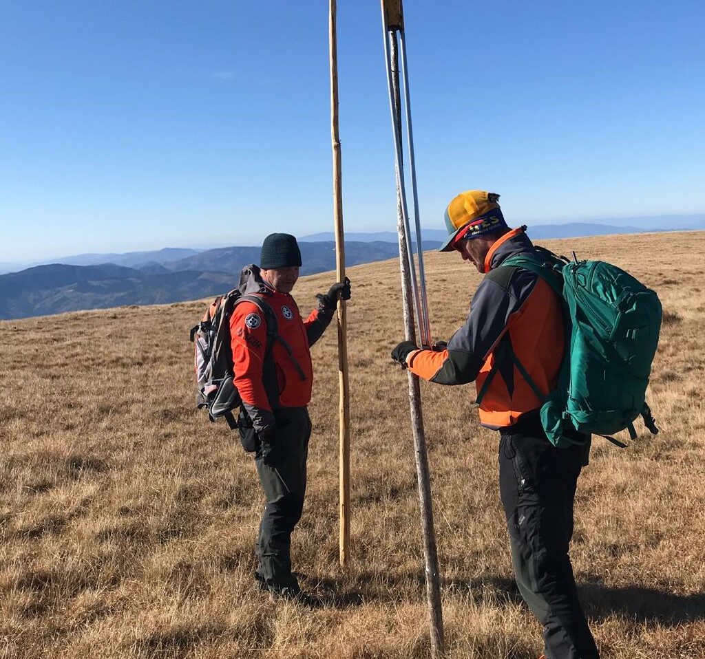 Tyče treba osadiť skôr, ako trasy prikryje sneh