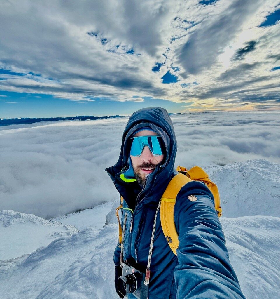 Pohľad z vrcholu štítu zakrýva vrstva oblakov. Foto: Dávid Lajmon.