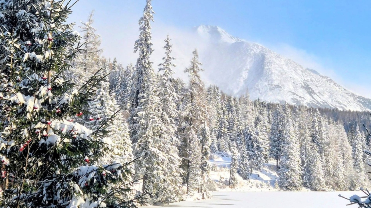 Rozprávková atmosféra na Štrbskom plese. Foto: Monika Gmucová Kaufmanová.