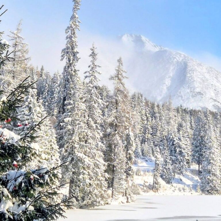 Rozprávková atmosféra na Štrbskom plese. Foto: Monika Gmucová Kaufmanová.