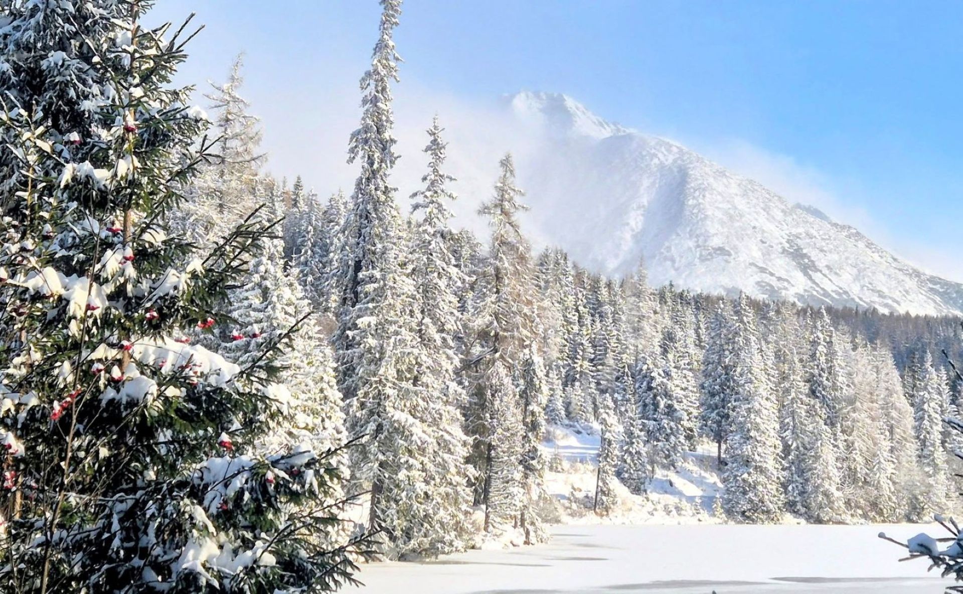 Rozprávková atmosféra na Štrbskom plese. Foto: Monika Gmucová Kaufmanová.