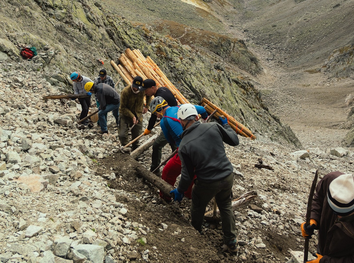 Materiál na opravu chodníka bolo treba najskôr vyniesť
