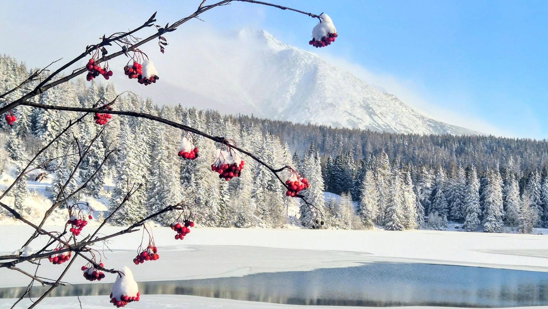 Rozprávková atmosféra na Štrbskom plese. Foto: Monika Gmucová Kaufmanová.