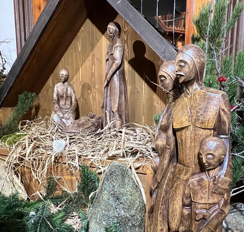 Drevené postavičky betlehema odkazujú na tatranskú symboliku