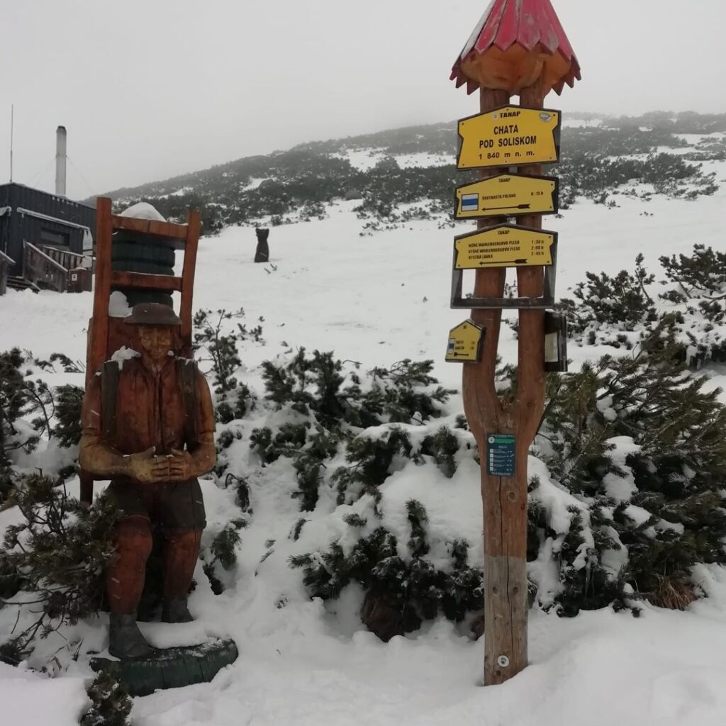Turistický smerovník pri Chate pod Soliskom. Foto: Blažej Dzurík.