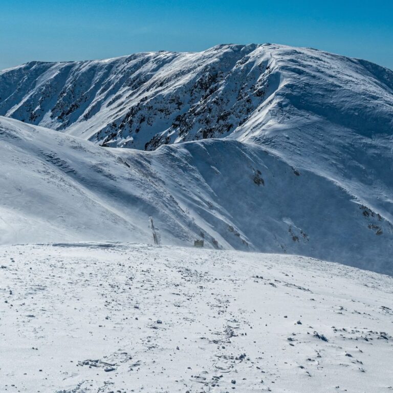 Hrebeňovka Nízkych Tatier je v zime oveľa náročnejšia. Foto: Depositphotos.