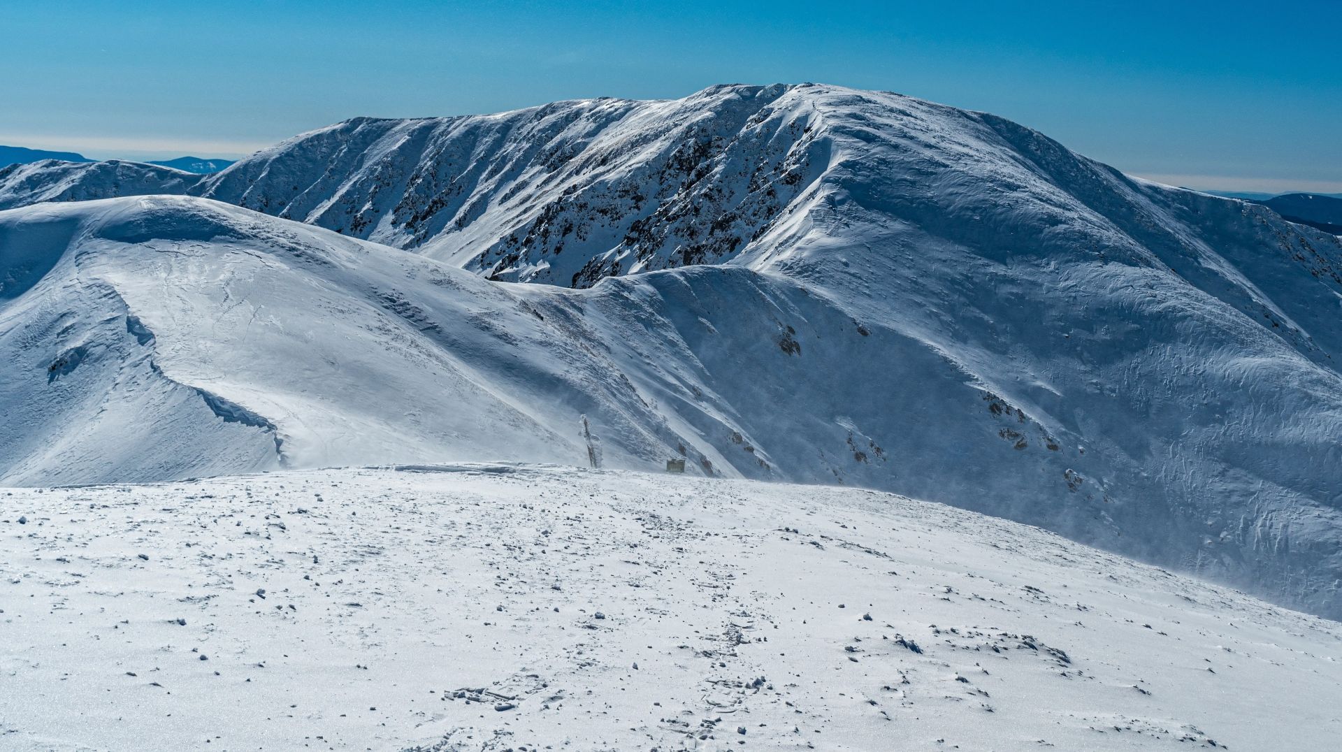 Hrebeňovka Nízkych Tatier je v zime oveľa náročnejšia. Foto: Depositphotos.