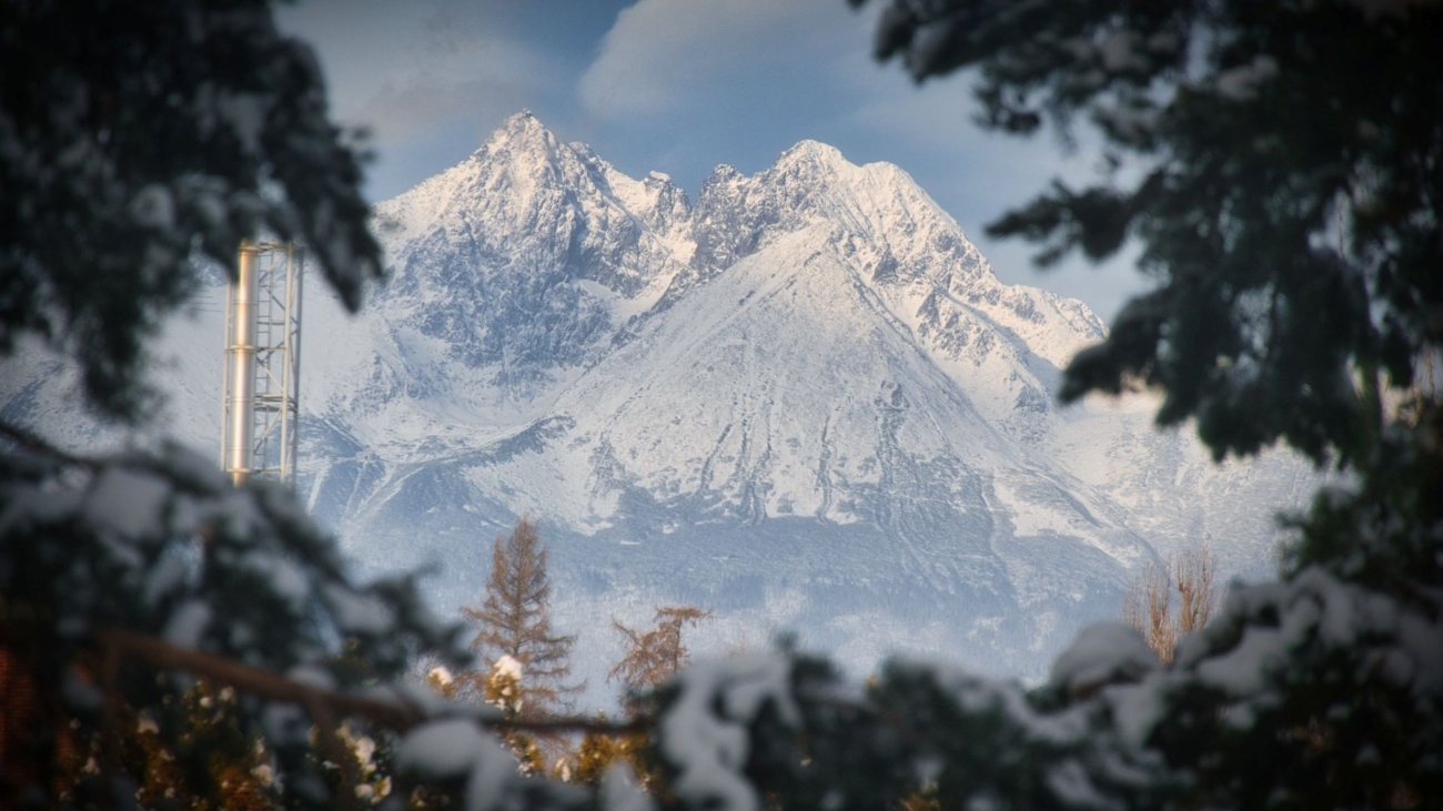 Zimnú panorámu Tatier počas víkendu zatiahnu oblaky