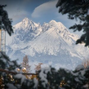 Zimnú panorámu Tatier počas víkendu zatiahnu oblaky