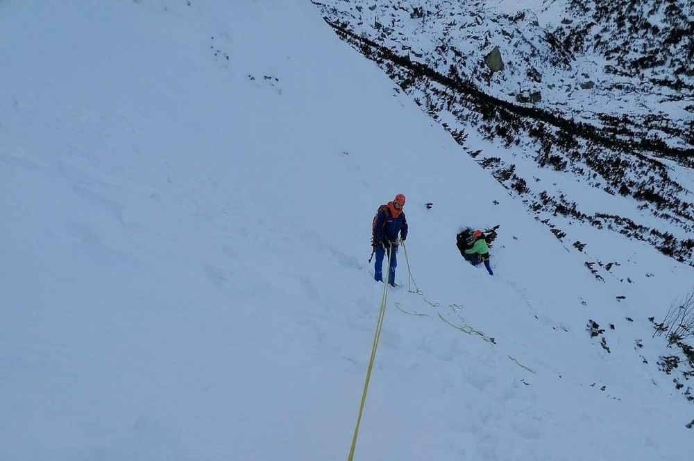 Zostup slovenských horolezcov cez snehové pole pri Groszových ľadopádoch
