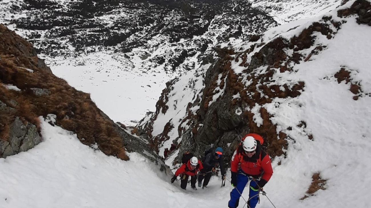 Zraneného snowboardistu vytiahli záchranári na zjazdovku na lane