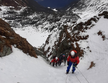 Zraneného snowboardistu vytiahli záchranári na zjazdovku na lane