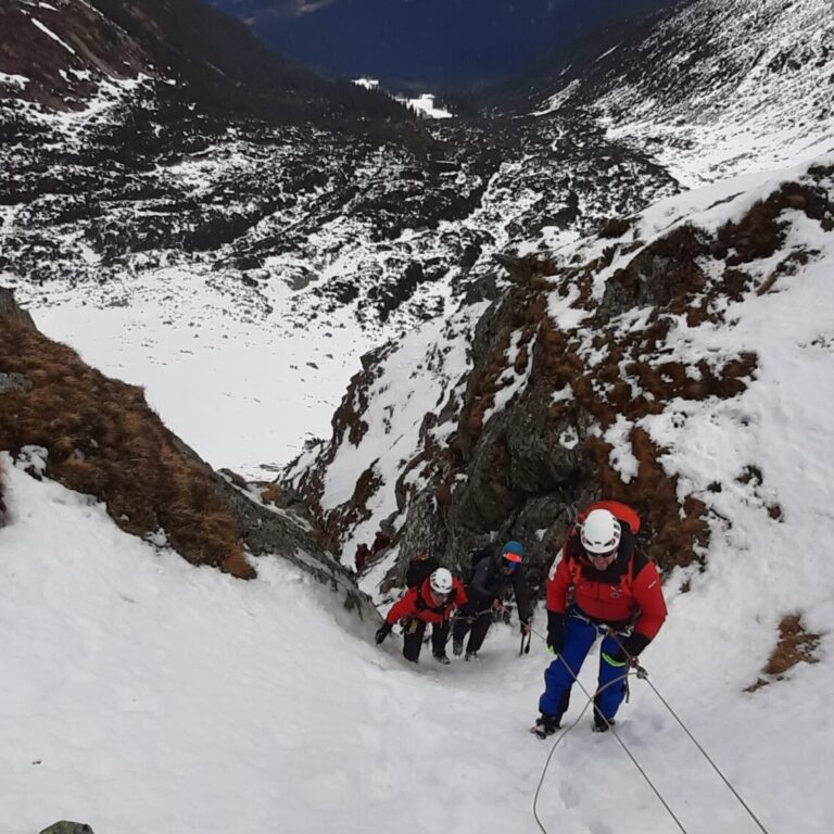 Zraneného snowboardistu vytiahli záchranári na zjazdovku na lane