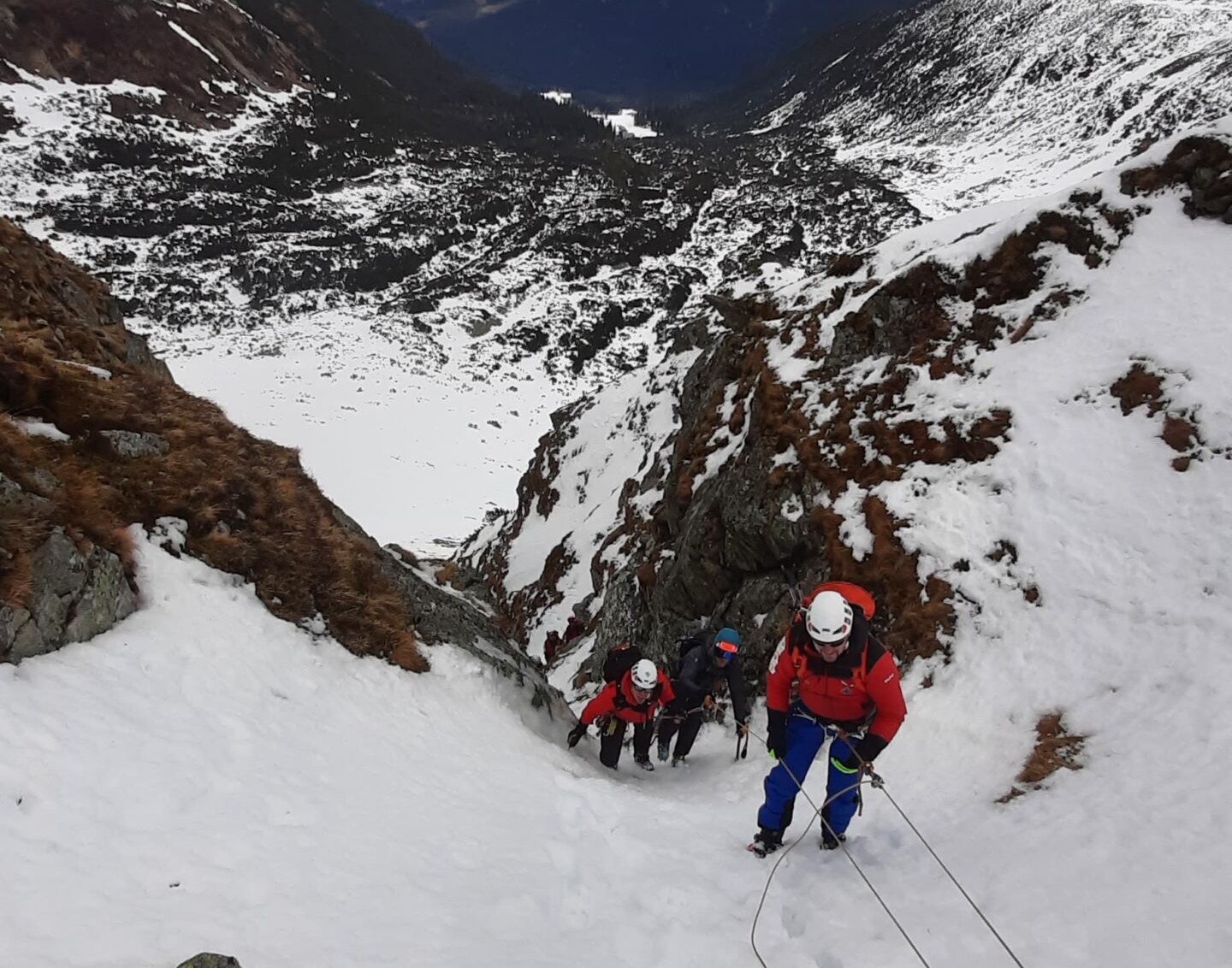 Zraneného snowboardistu vytiahli záchranári na zjazdovku na lane