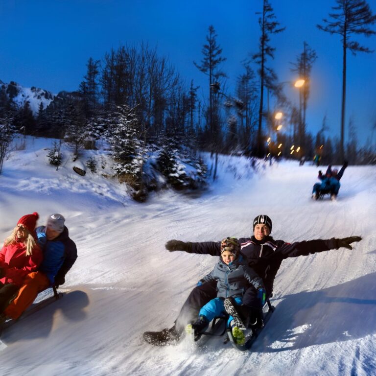Ak je dosť snehu, sánkovačka v Starom Smokovci patrí medzi najúžasnejší zážitok