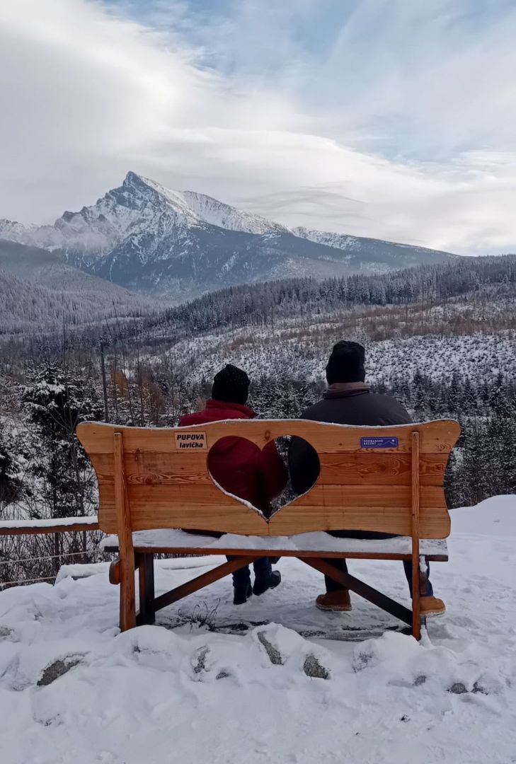 Lavička lásky v Podbanskom s výhľadom na Kriváň. Foto: Ľubo Bdžoch.