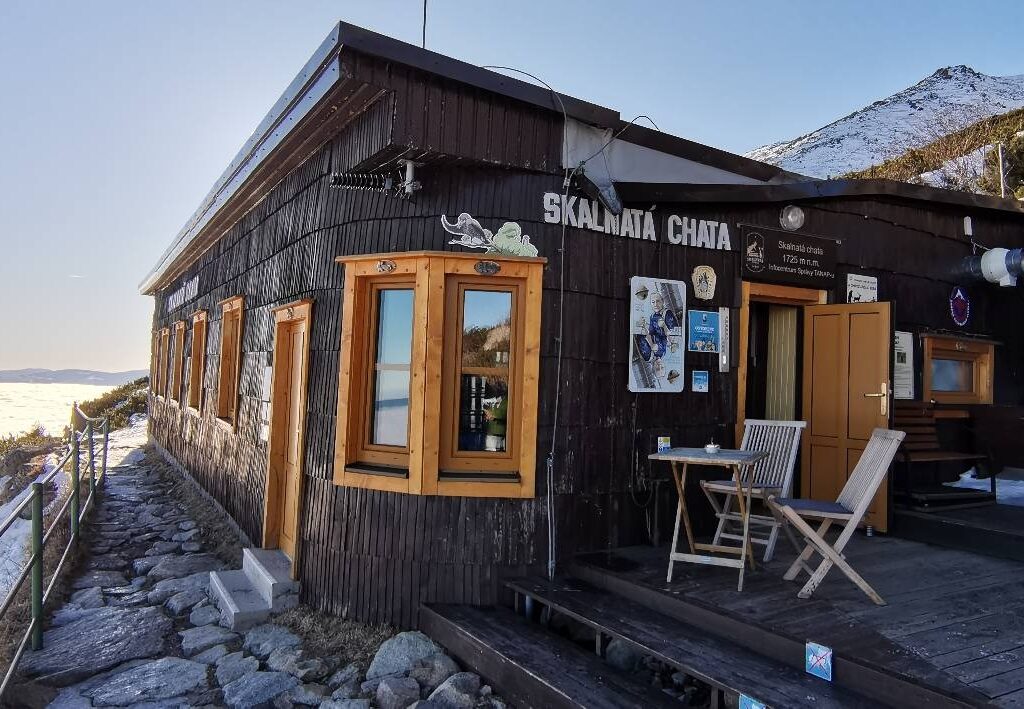 Medzi atraktívne ciele patrí v zimnom období aj Skalnatá chata. Foto: Rasťo Benčík.