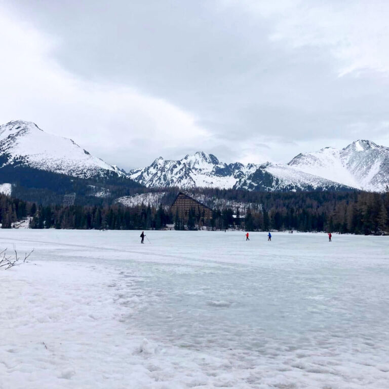 Zamrznuté Štrbské pleso. Foto: Andrea Čarná Hricová.