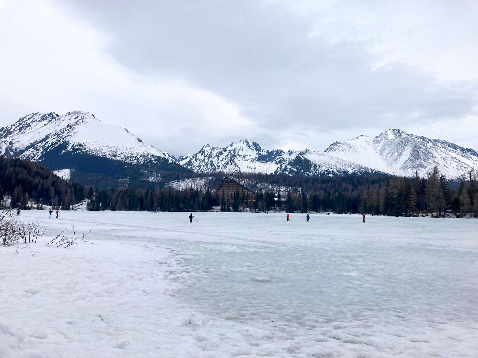 Zamrznuté Štrbské pleso. Foto: Andrea Čarná Hricová.