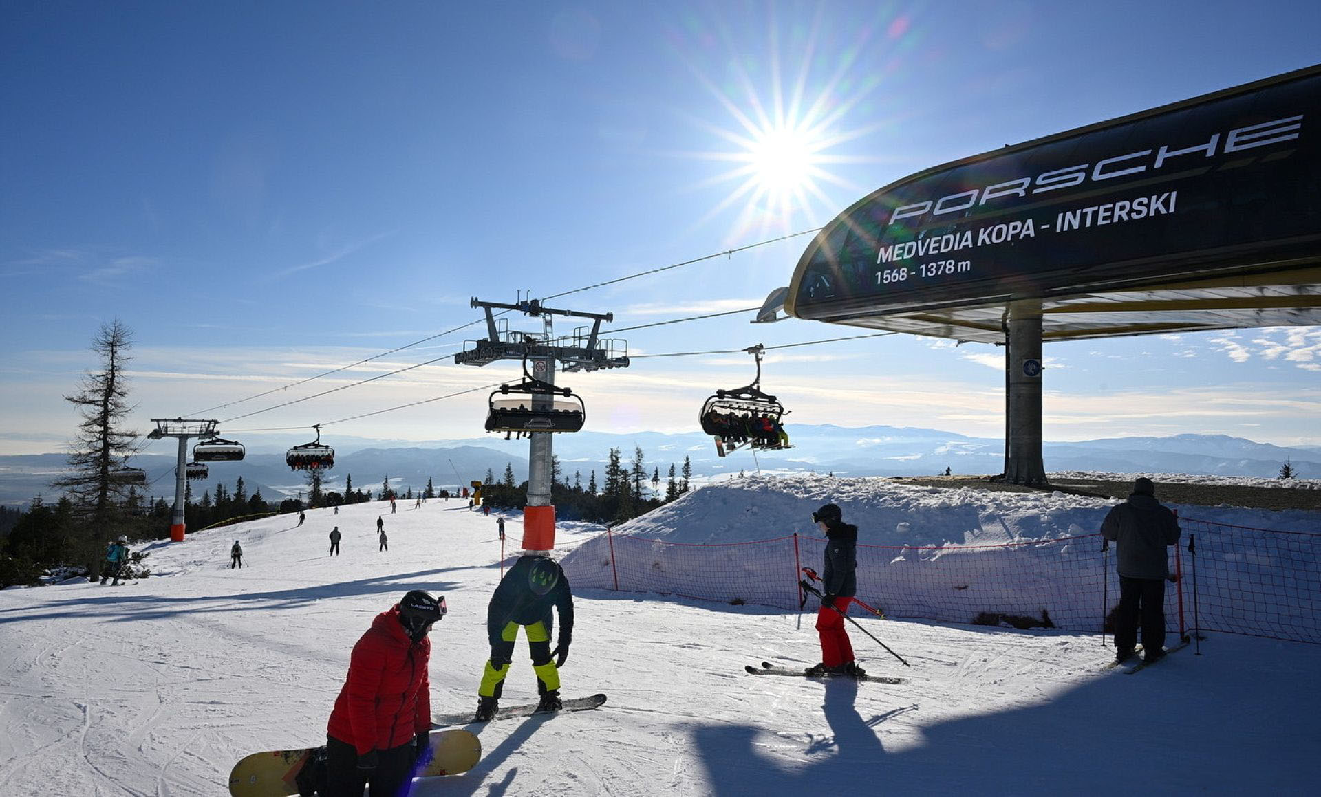 Nová sedačková lanovka začala svoju prevádzku spolu s otvorením lyžiarskej sezóny v sobotu 6. decembra. Foto: Tatry mountain resorts, Marek Hajkovský.