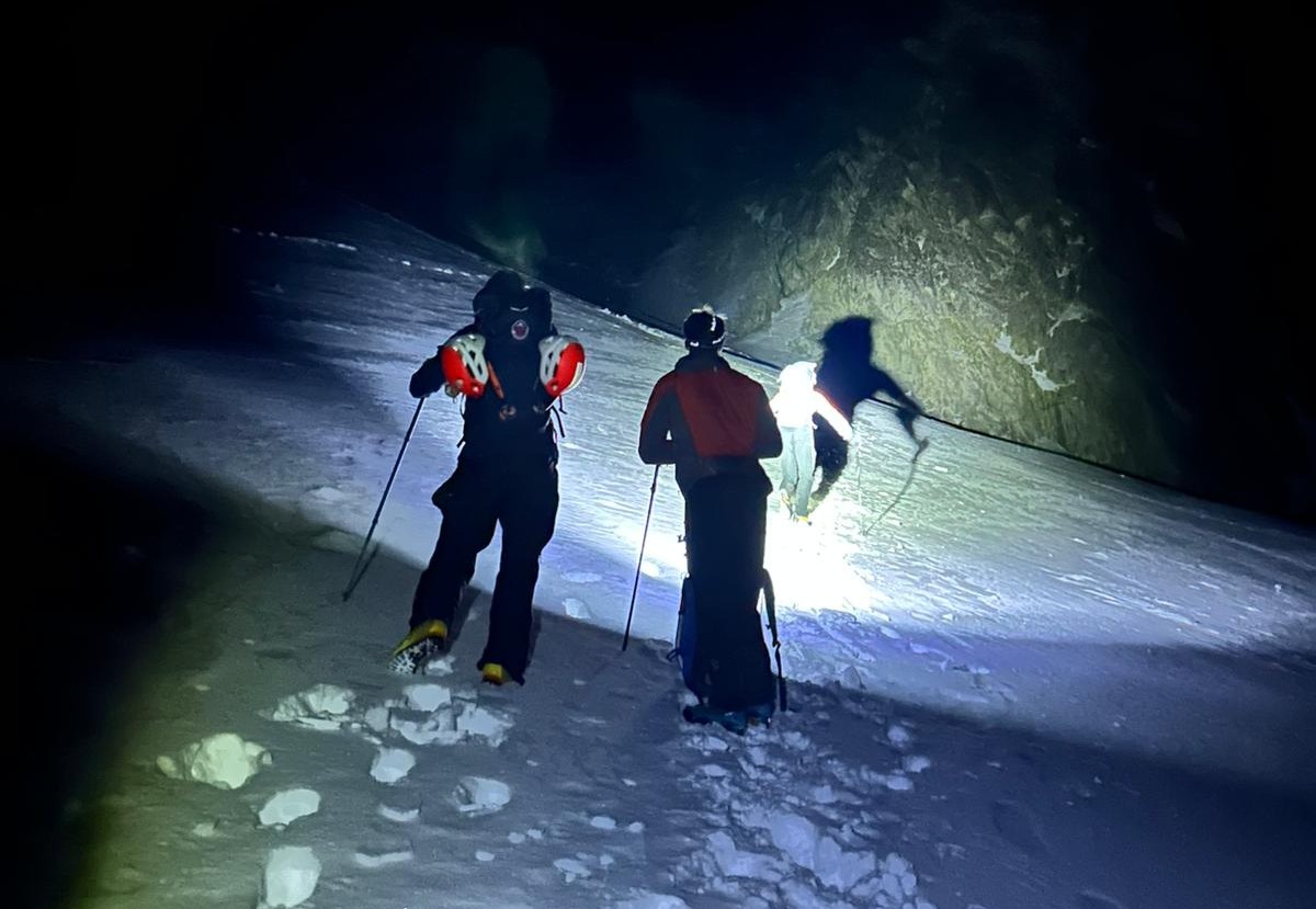 Záchrana turistu v exponovanom teréne trvala takmer celú noc