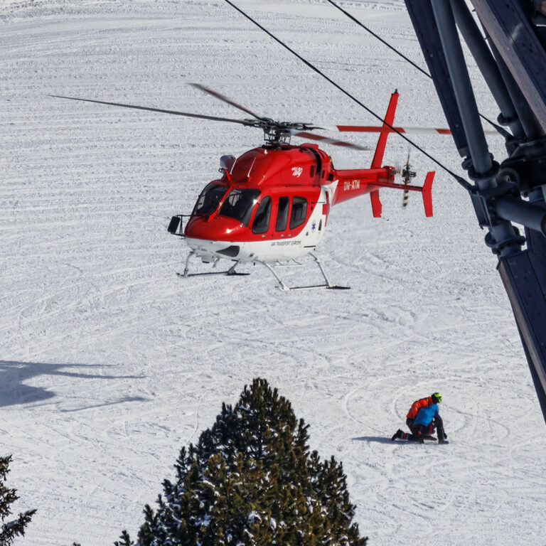Malý lyžiar vypadol z lanovky, zasahovali leteckí záchranári