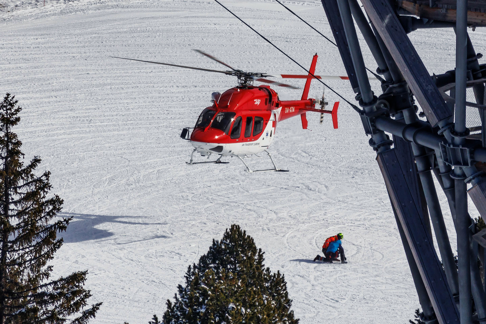 Malý lyžiar vypadol z lanovky, zasahovali leteckí záchranári