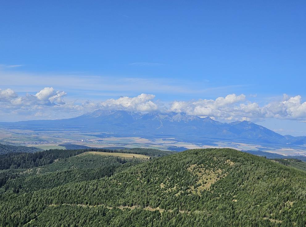 Výhľad na Vysoké Tatry z rozhľadne Marčulina na vrchu Javorina v Levočských vrchoch. Foto: Jaroslava Dysková.