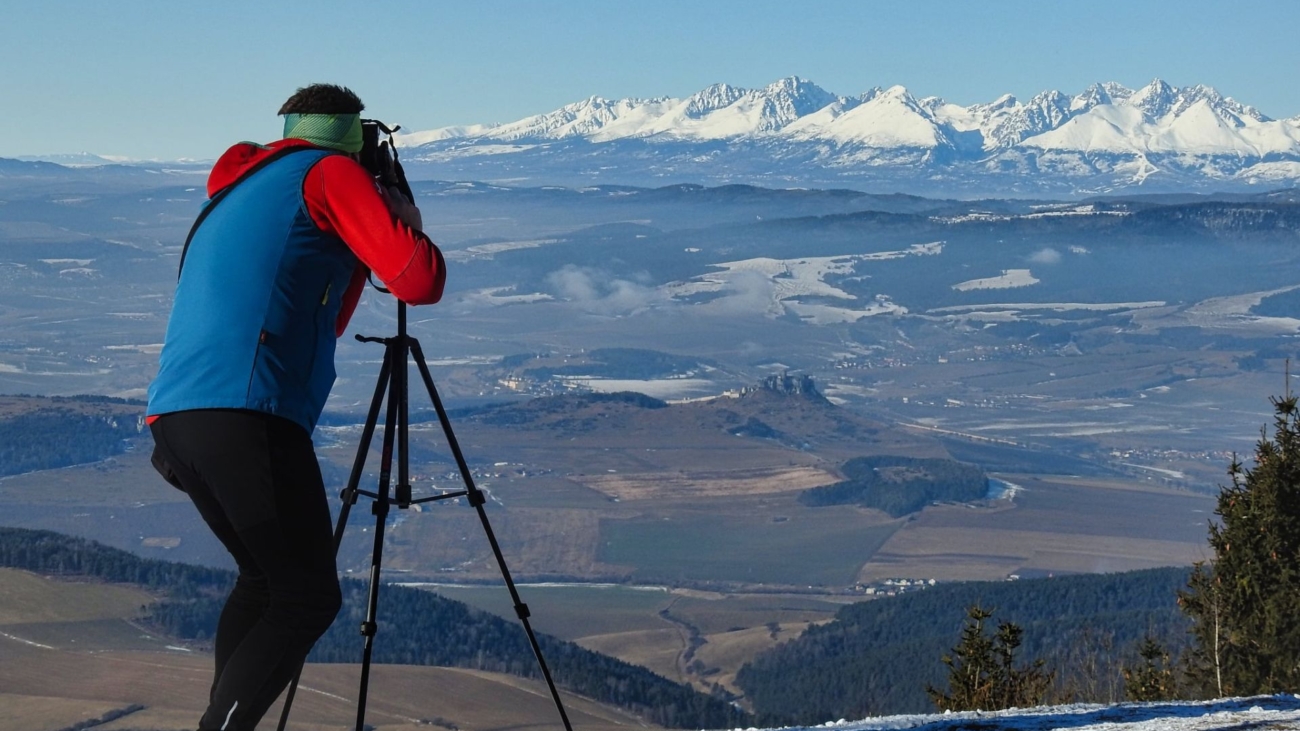 Fotografia z vrchu Sľubica a výhľad na Spišský hrad a Vysoké Tatry. Foto: Vladimír Šterbák.