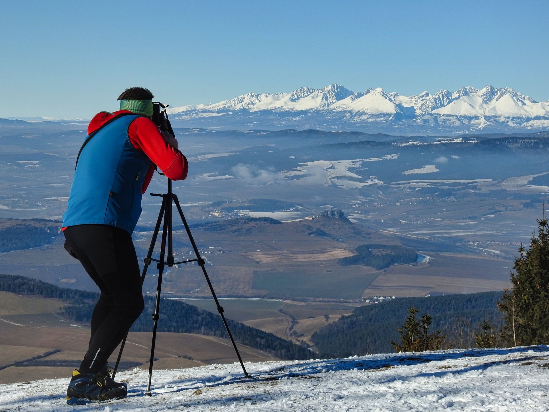 Fotografia z vrchu Sľubica a výhľad na Spišský hrad a Vysoké Tatry. Foto: Vladimír Šterbák.