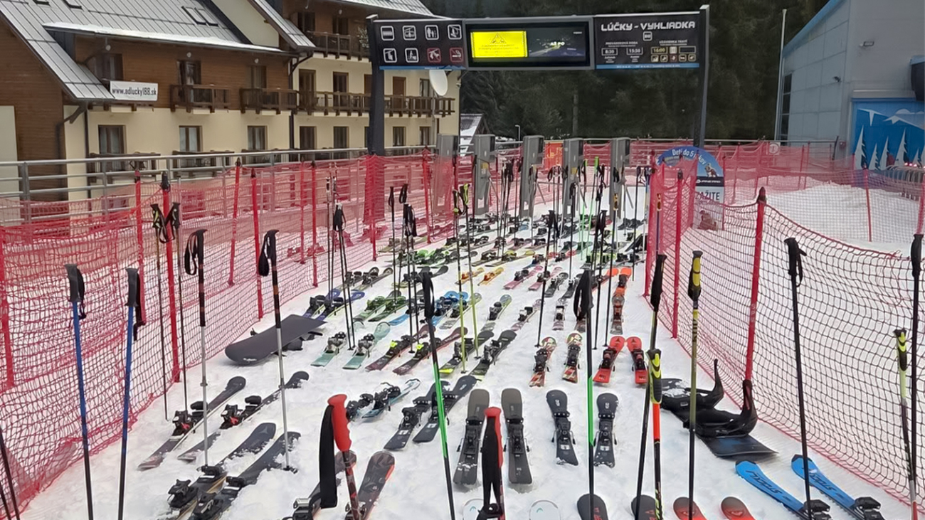 Rad lyží a palíc pred lanovkou v Jasnej. Foto: Patrik Mik.