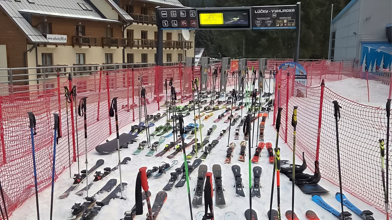 Rad lyží a palíc pred lanovkou v Jasnej. Foto: Patrik Mik.