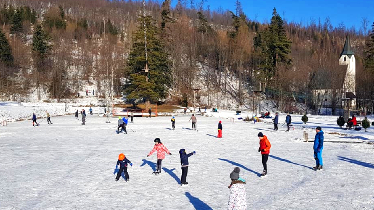 Korčuľovanie na jazierku v Tatranskej Lomnici